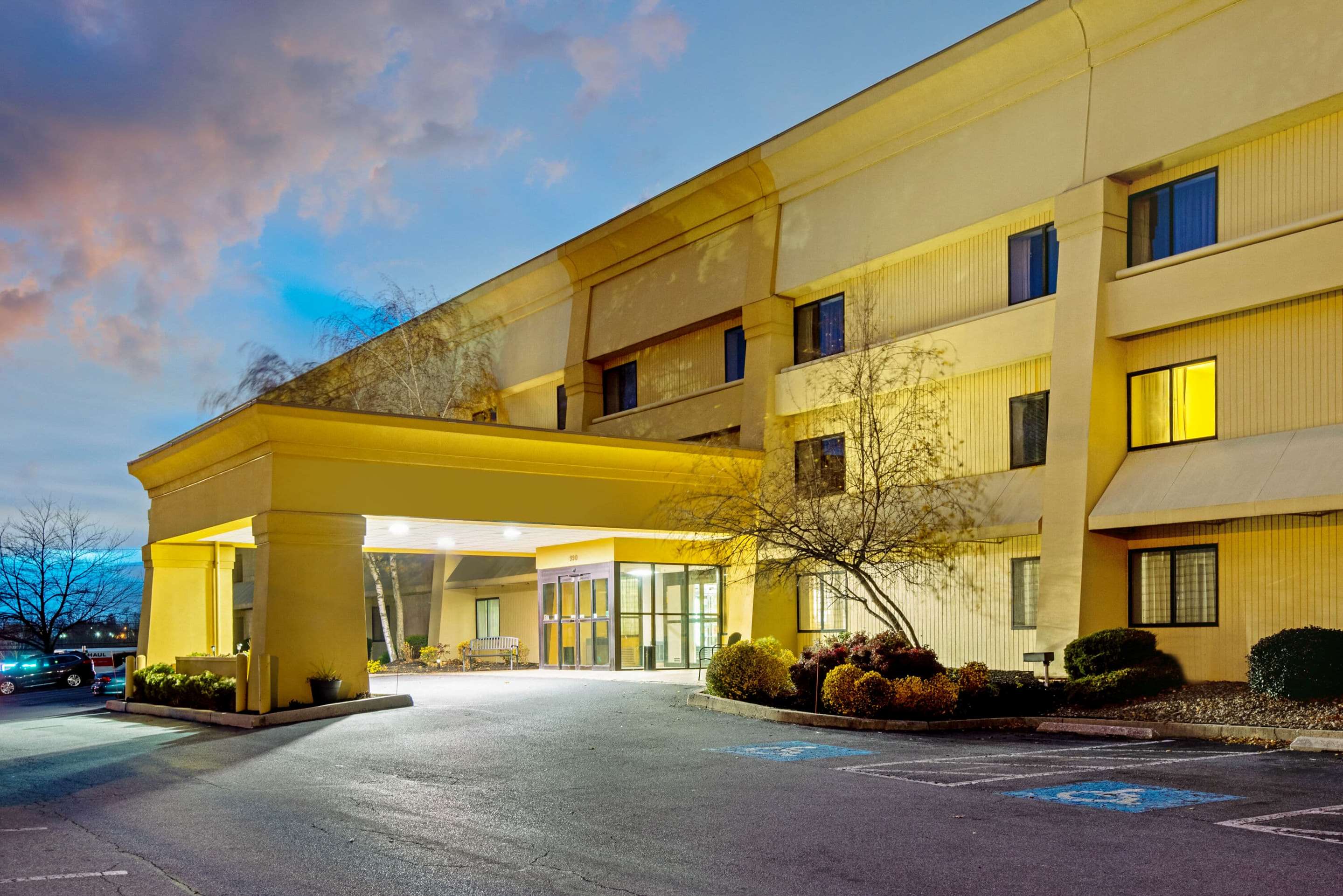 Exterior | La Quinta Inn & Suites by Wyndham Harrisburg Airport Hershey