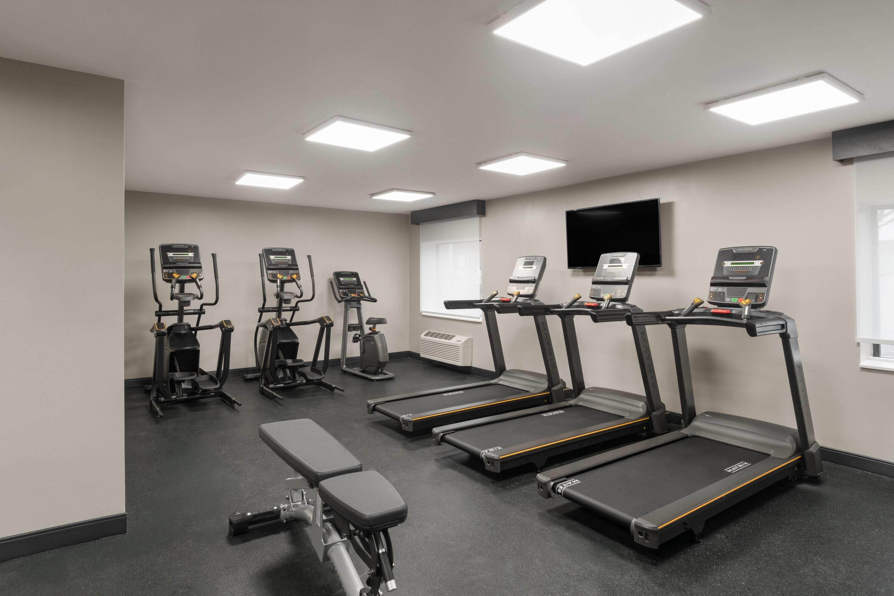 Health club fitness center gym | La Quinta Inn & Suites by Wyndham Jackson