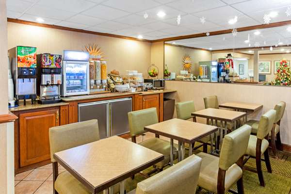  - La Quinta Inn Milwaukee Airport Oak Creek - I-41 & I-94, Exit 320