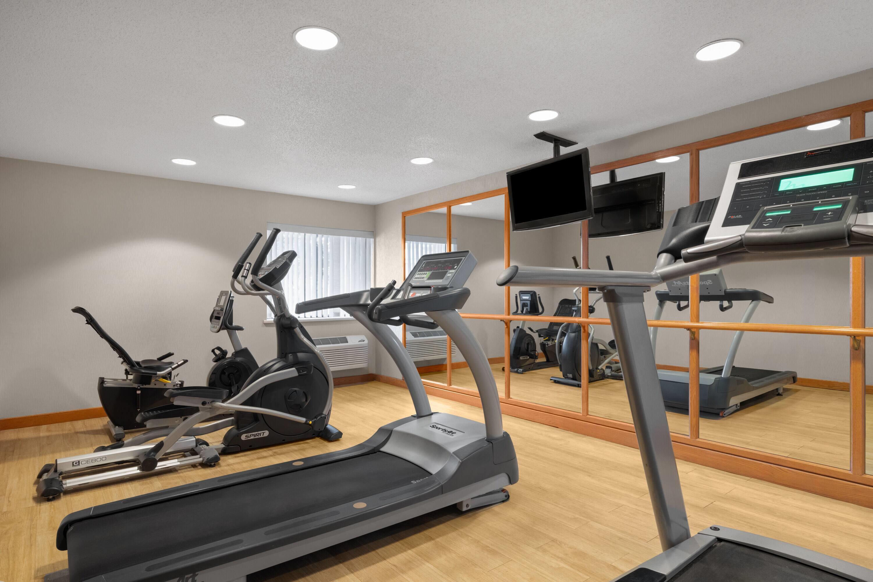 Health club fitness center gym | La Quinta Inn by Wyndham Milwaukee Airport / Oak Creek