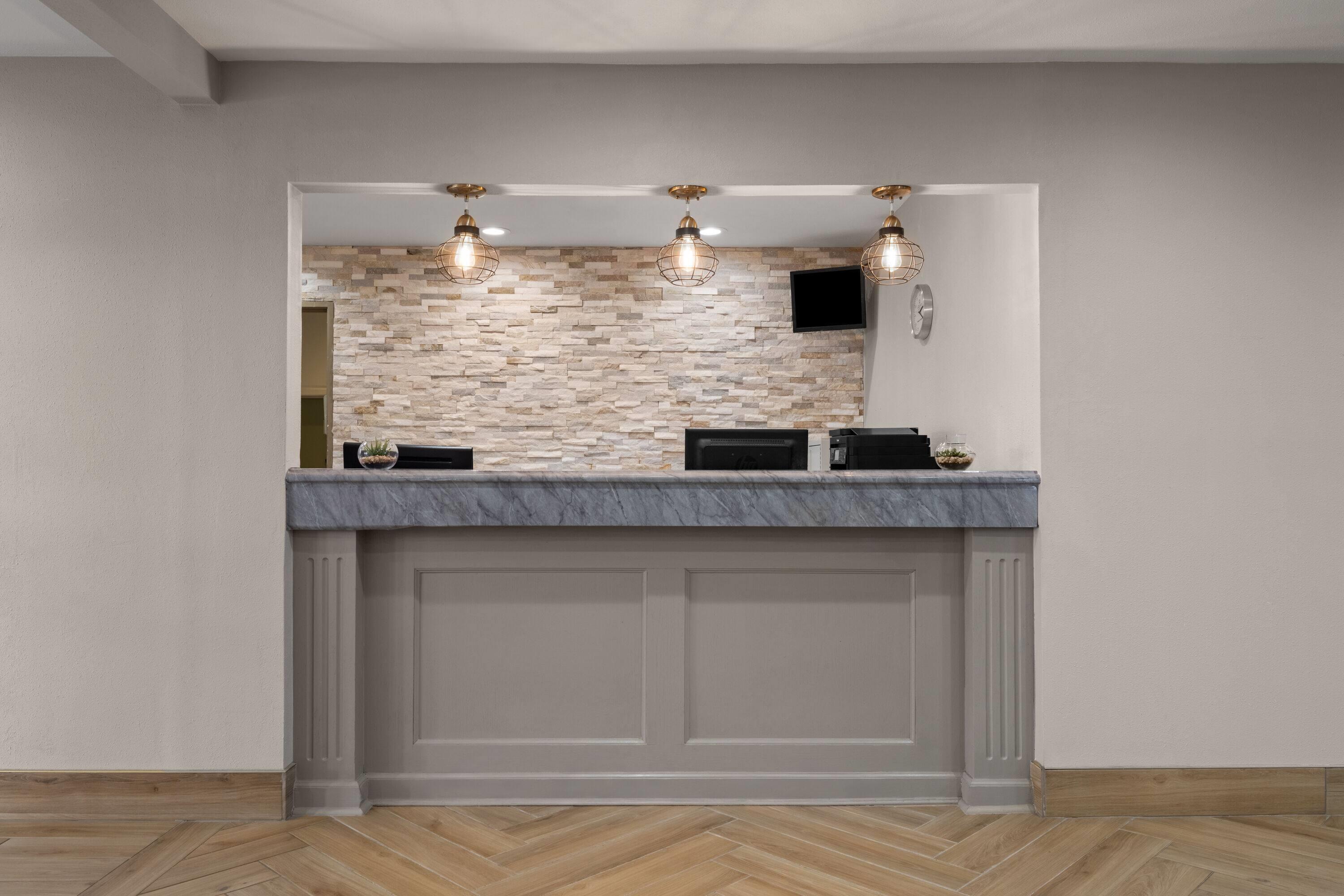Reception | La Quinta Inn by Wyndham Milwaukee Airport / Oak Creek