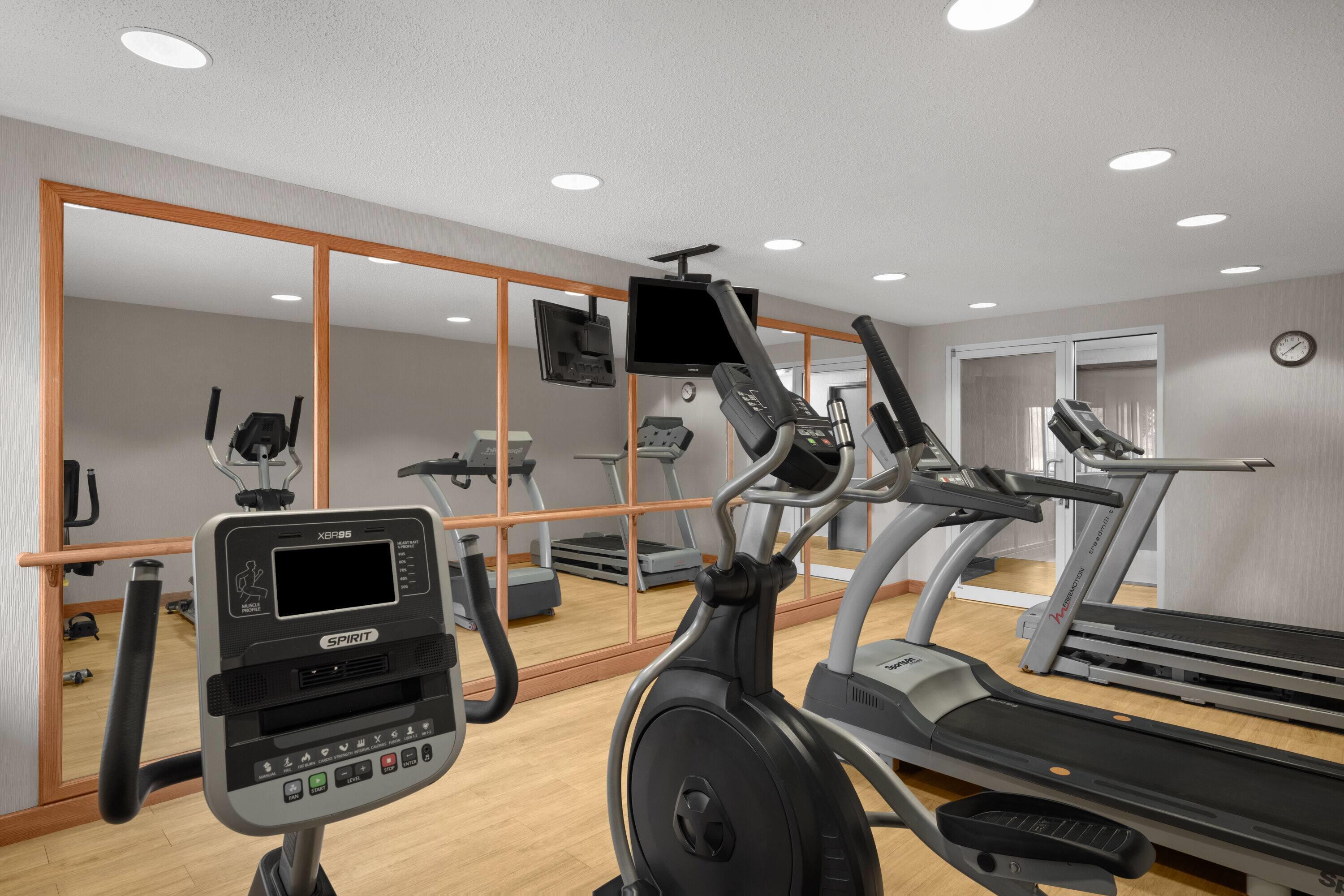 Health club fitness center gym | La Quinta Inn by Wyndham Milwaukee Airport / Oak Creek