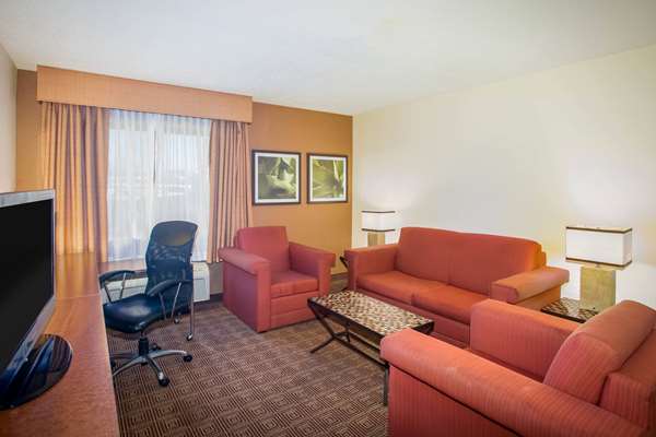 Suite - La Quinta Inn & Suites Columbia - I-70, Exit 124
