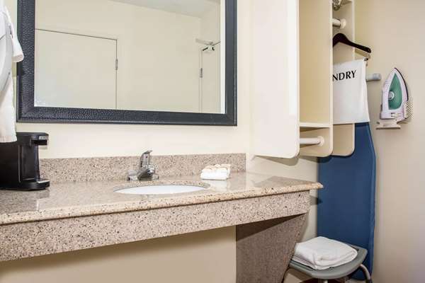  - La Quinta Inn & Suites Columbia - I-70, Exit 124