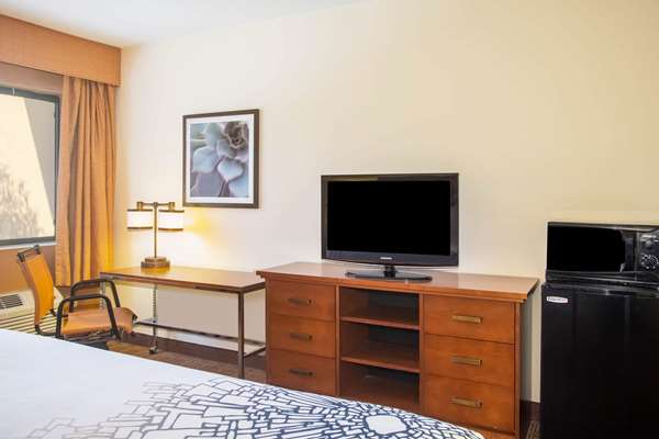  - La Quinta Inn & Suites Columbia - I-70, Exit 124