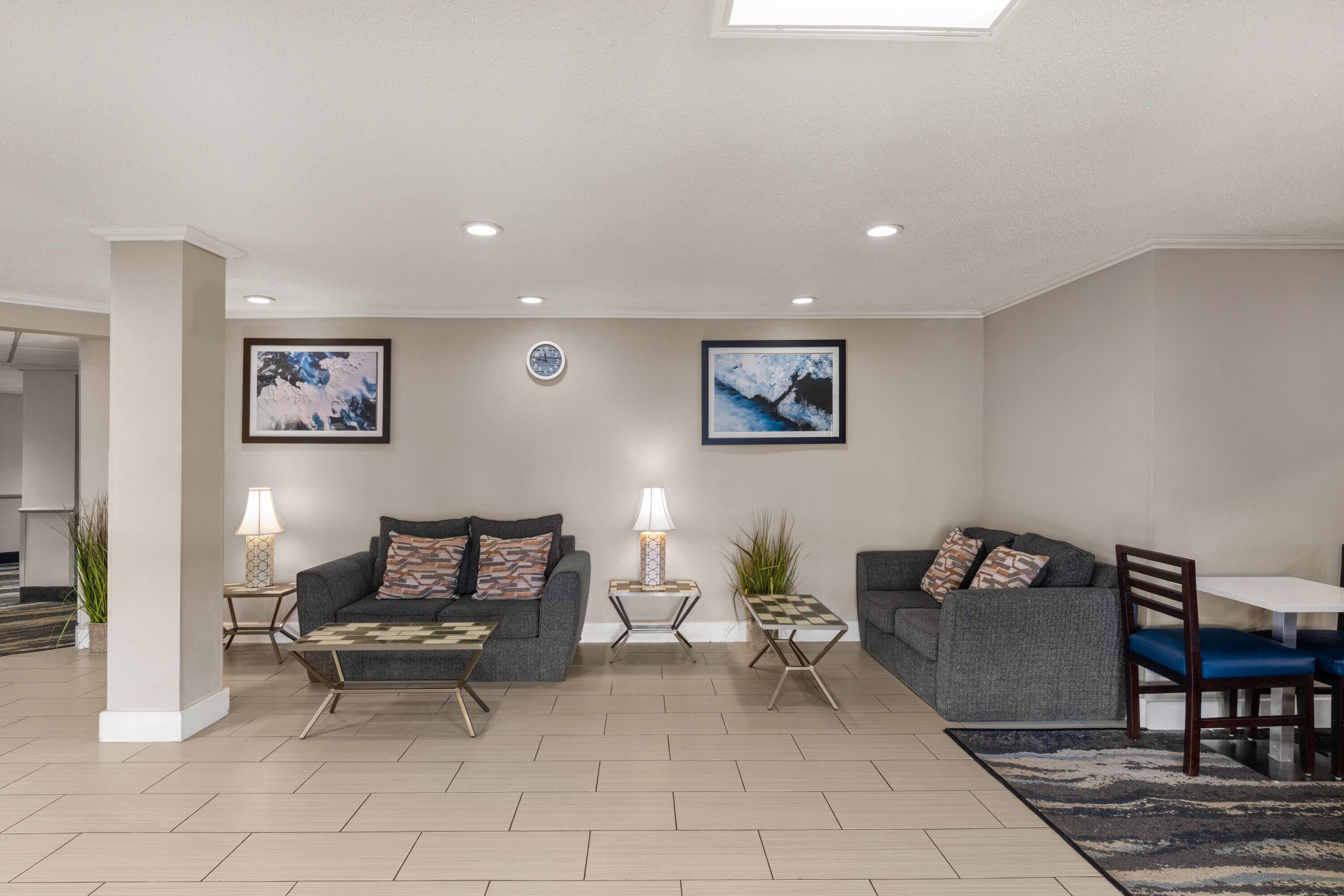 Lobby | La Quinta Inn & Suites by Wyndham Columbia