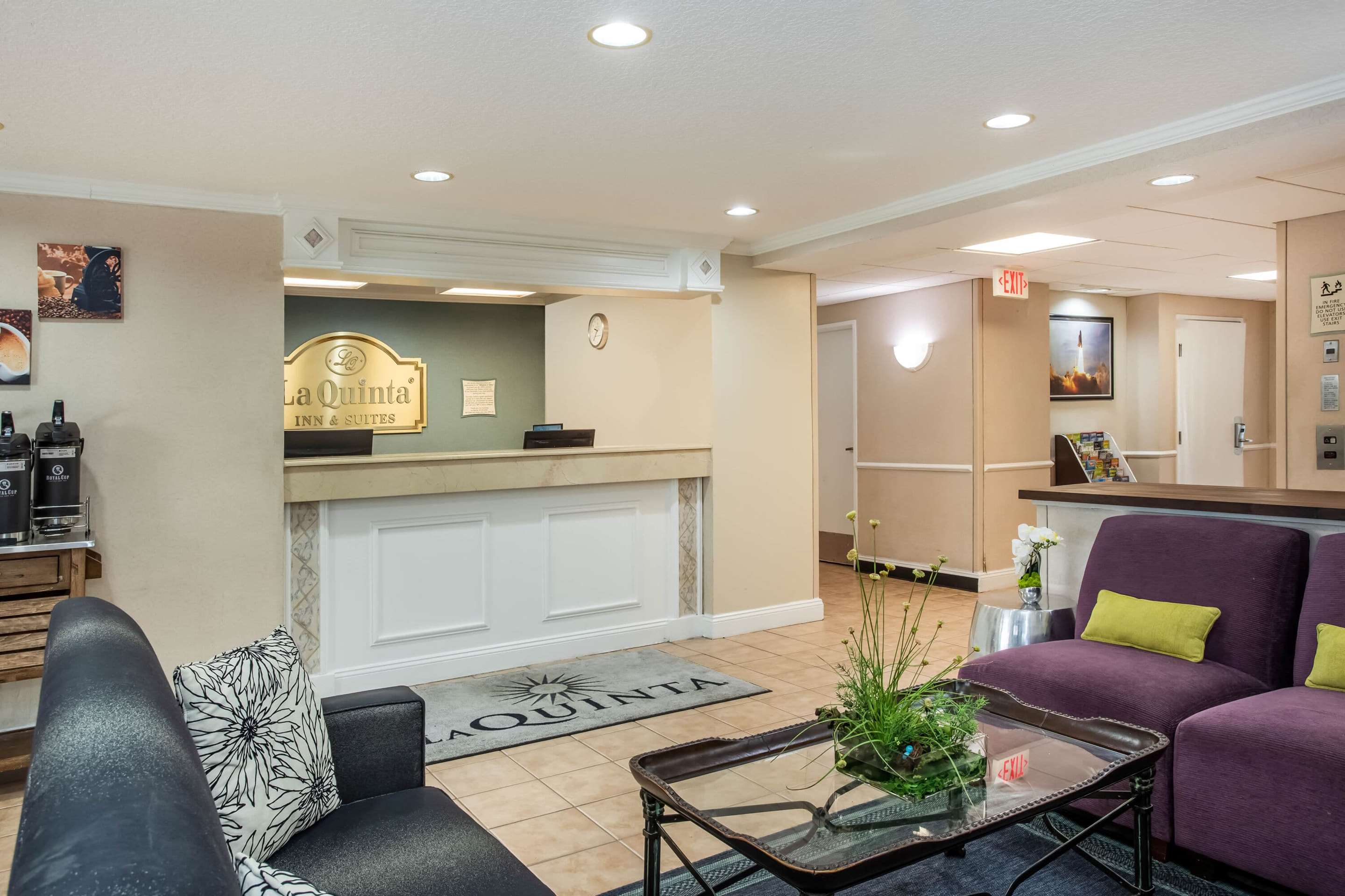 Lobby | La Quinta Inn & Suites by Wyndham Melbourne Viera
