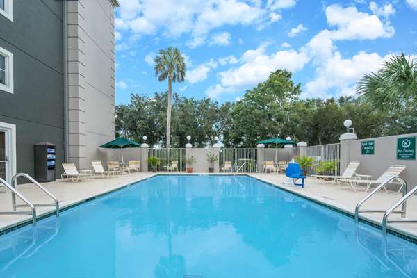 Pool - La Quinta Inn & Suites Naples - I-75, Exit 101