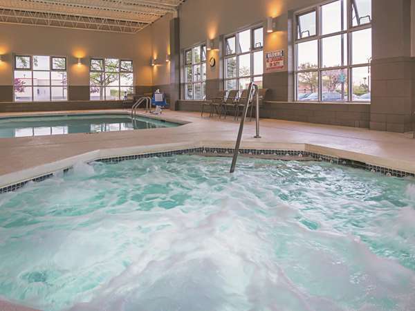 Pool - La Quinta Inn & Suites Utica