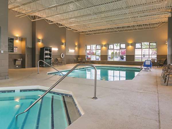 Pool - La Quinta Inn & Suites Utica