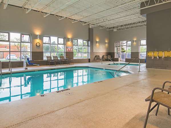 Pool - La Quinta Inn & Suites Utica