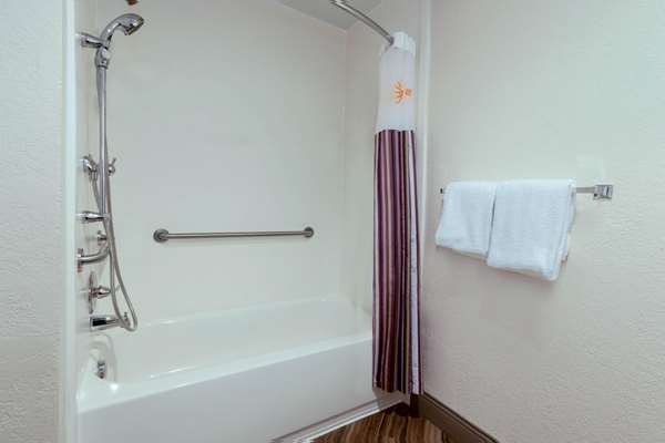  - La Quinta Inn & Suites Utica