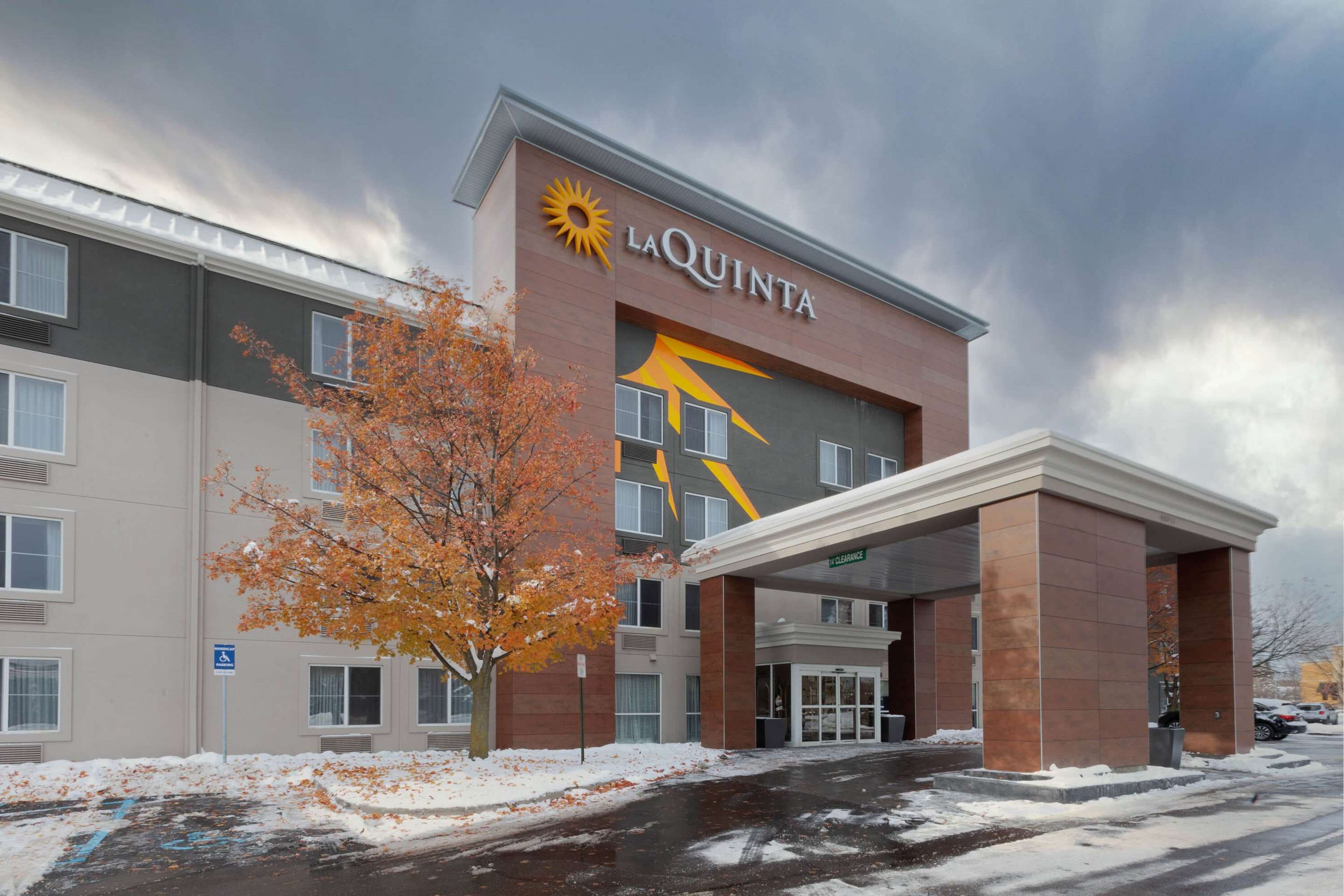 Exterior | La Quinta by Wyndham Detroit Utica