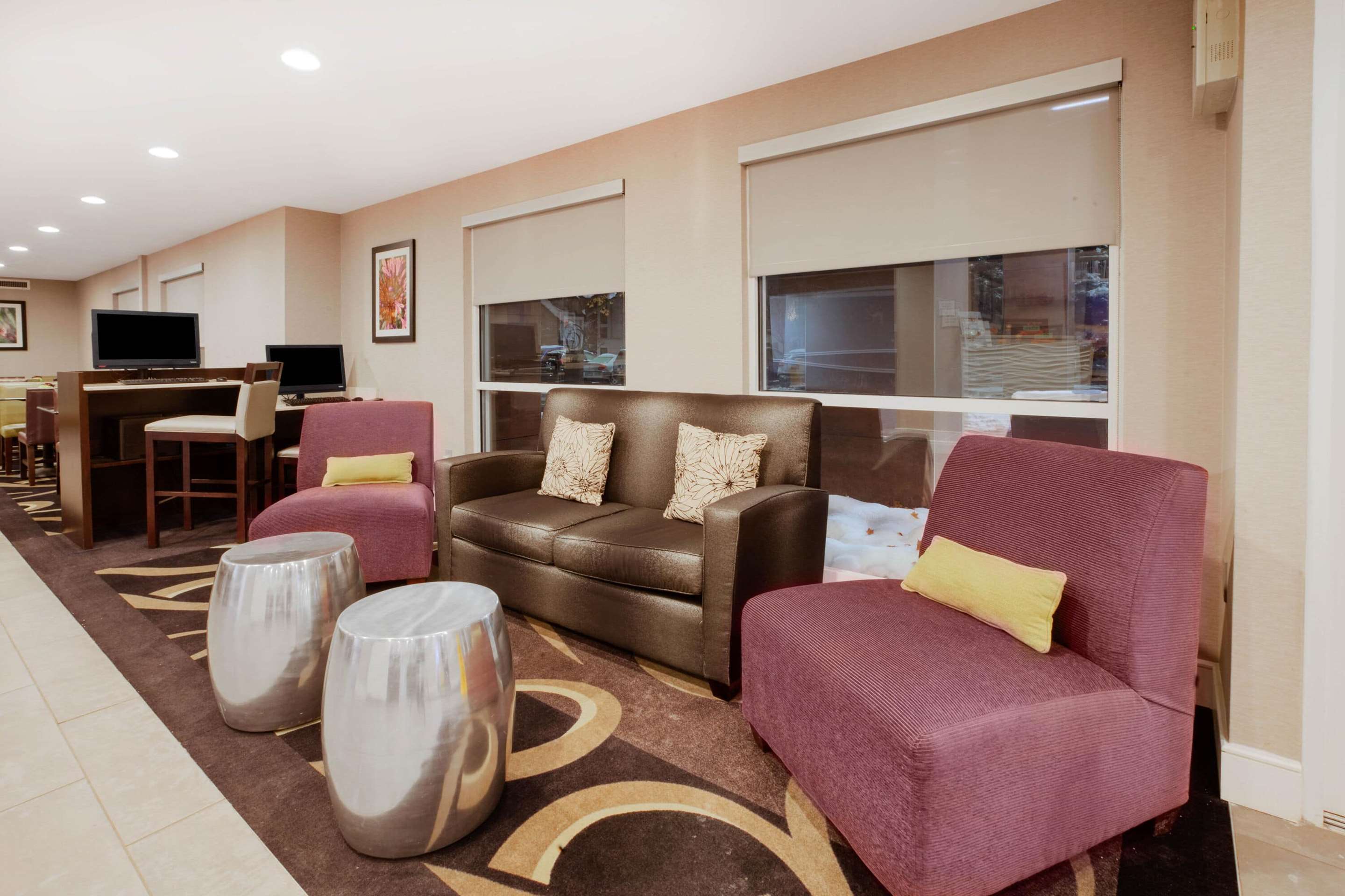 Lobby | La Quinta by Wyndham Detroit Utica