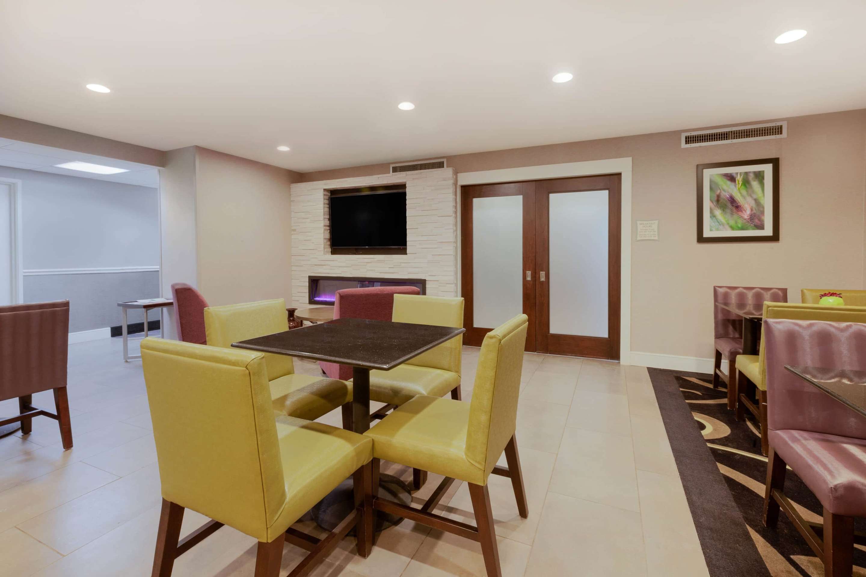 Lobby | La Quinta by Wyndham Detroit Utica