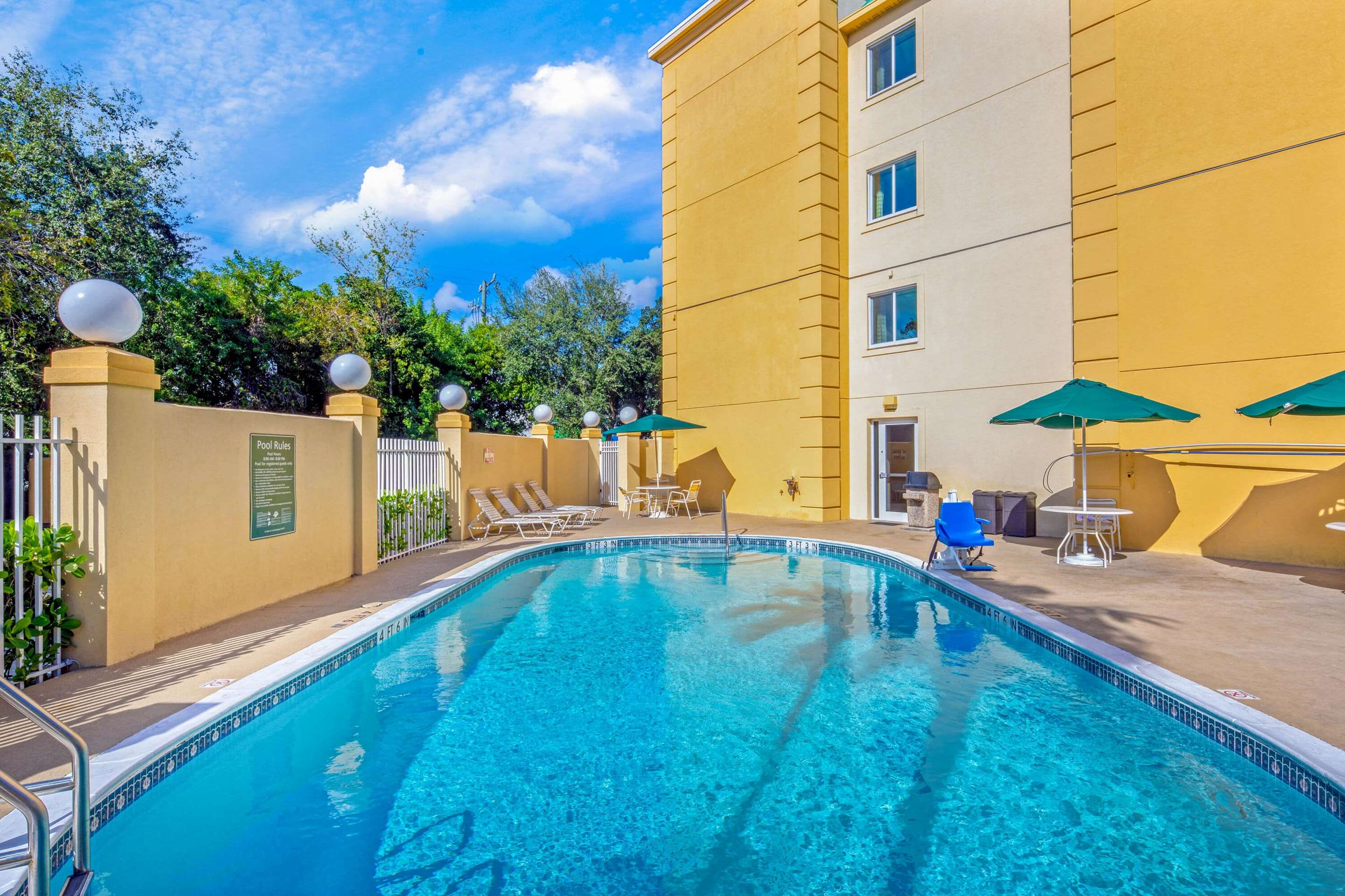 Pool | La Quinta Inn & Suites by Wyndham Miami Cutler Bay