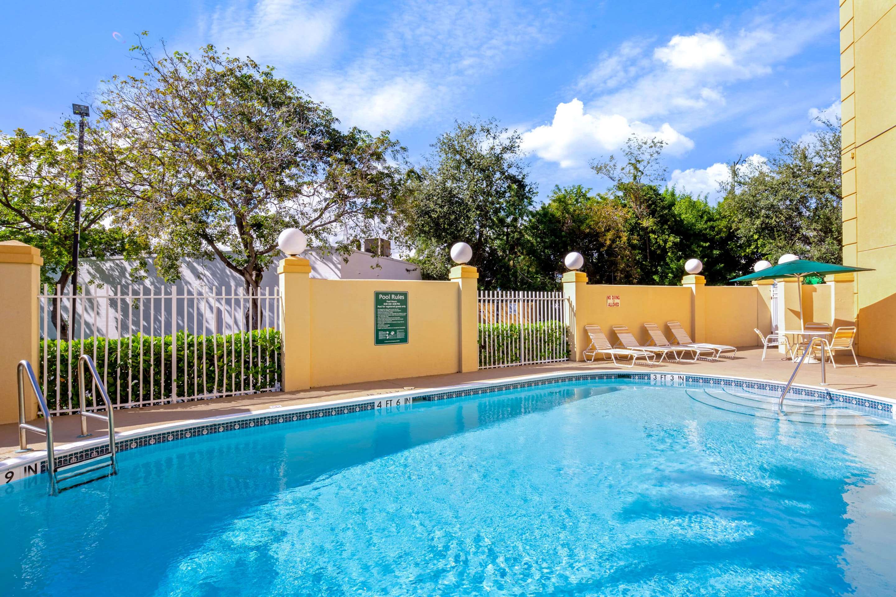 Pool | La Quinta Inn & Suites by Wyndham Miami Cutler Bay