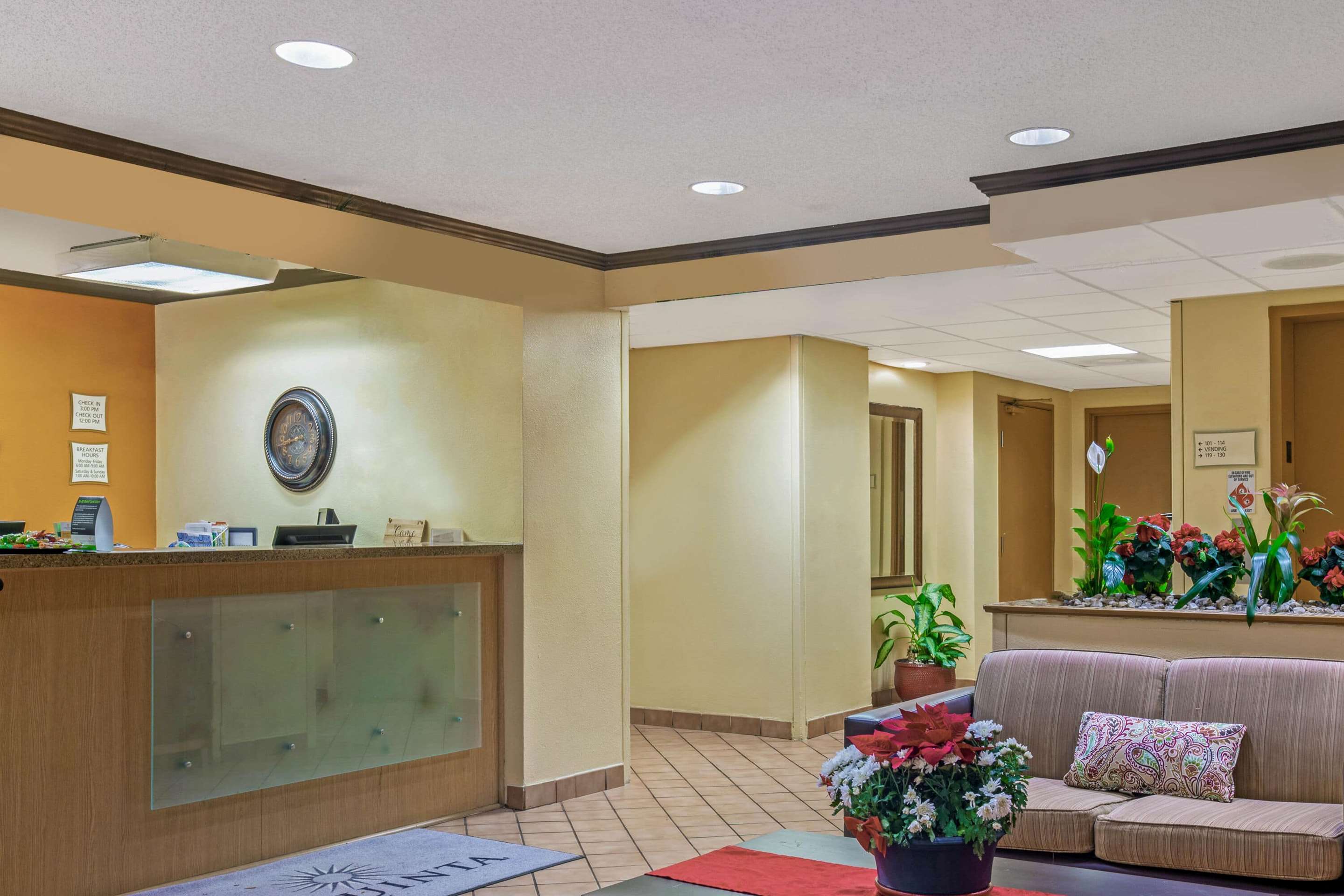 Lobby | La Quinta Inn & Suites by Wyndham Miami Cutler Bay