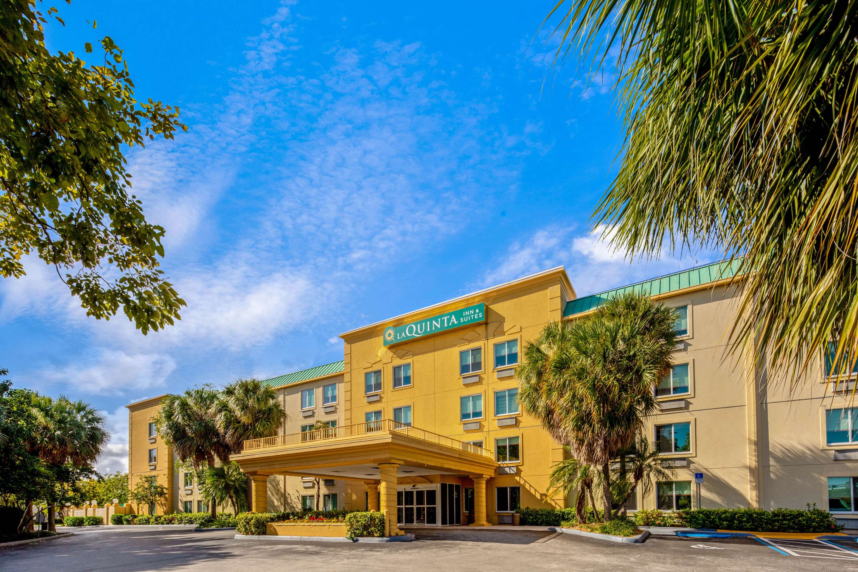 exterior day | La Quinta Inn & Suites by Wyndham Miami Cutler Bay
