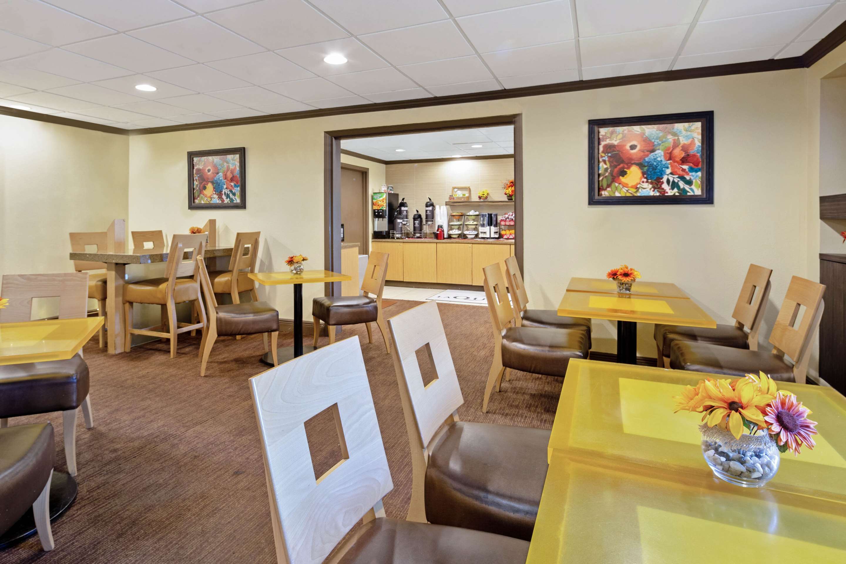 complimentary breakfast | La Quinta Inn & Suites by Wyndham Miami Cutler Bay