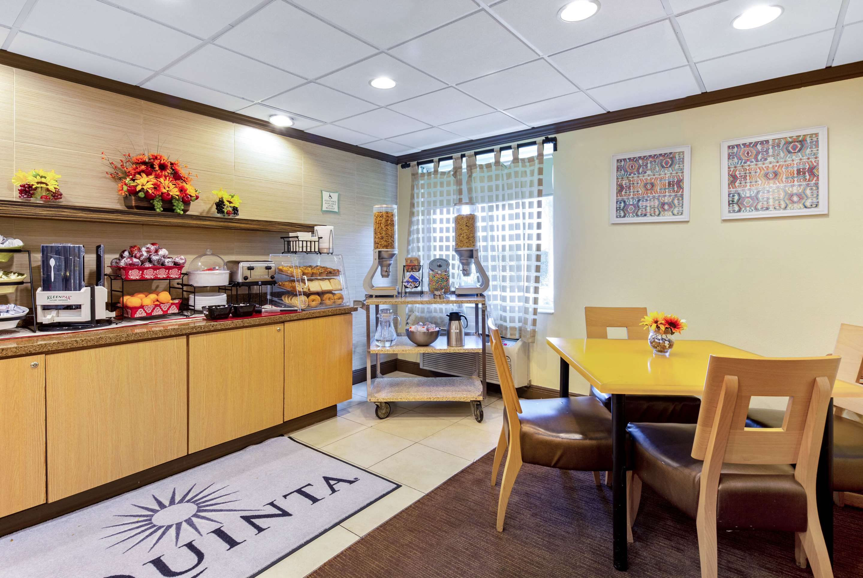 complimentary breakfast | La Quinta Inn & Suites by Wyndham Miami Cutler Bay