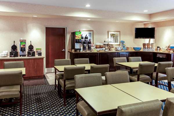  - La Quinta Inn & Suites New Berlin - I-43, Exit 57