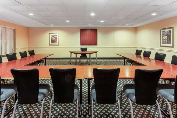  - La Quinta Inn & Suites New Berlin - I-43, Exit 57