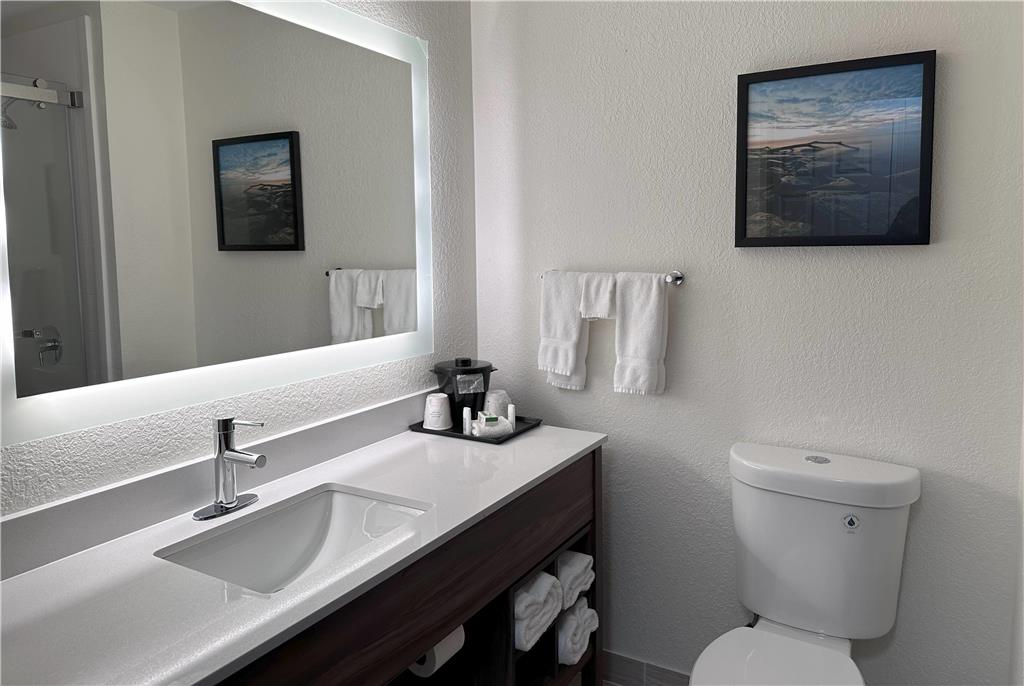 LA QUINTA INN STE SW NEW BERLIN-guestroom-Guest Room,Bathroom,On-Site.jpg