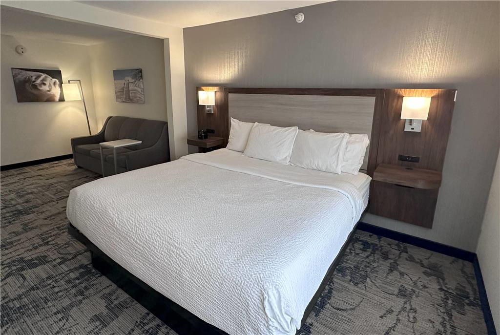 LA QUINTA INN STE SW NEW BERLIN-guestroom-Guest Room,On-Site.jpg