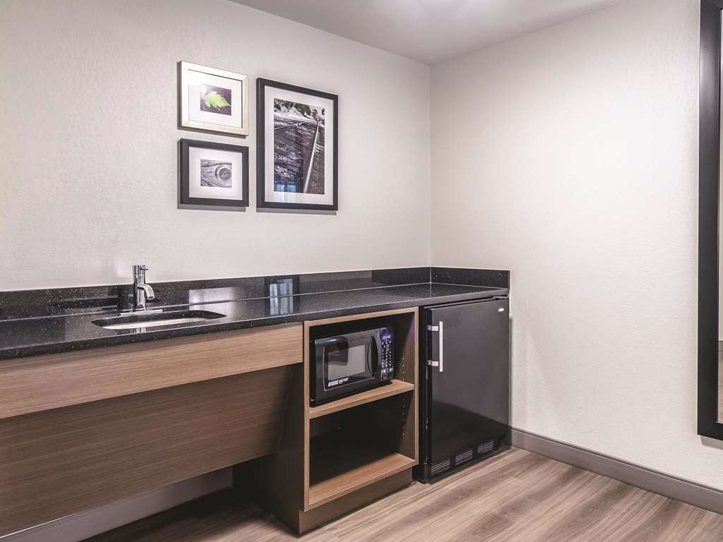 LA QUINTA INN STE N. KINGS HWY-guestroom-Guest Room,Suite,On-Site.jpg