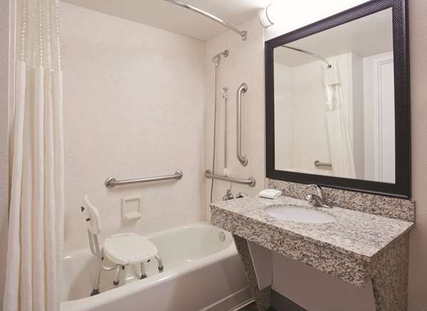  - La Quinta Inn & Suites West Bloomington