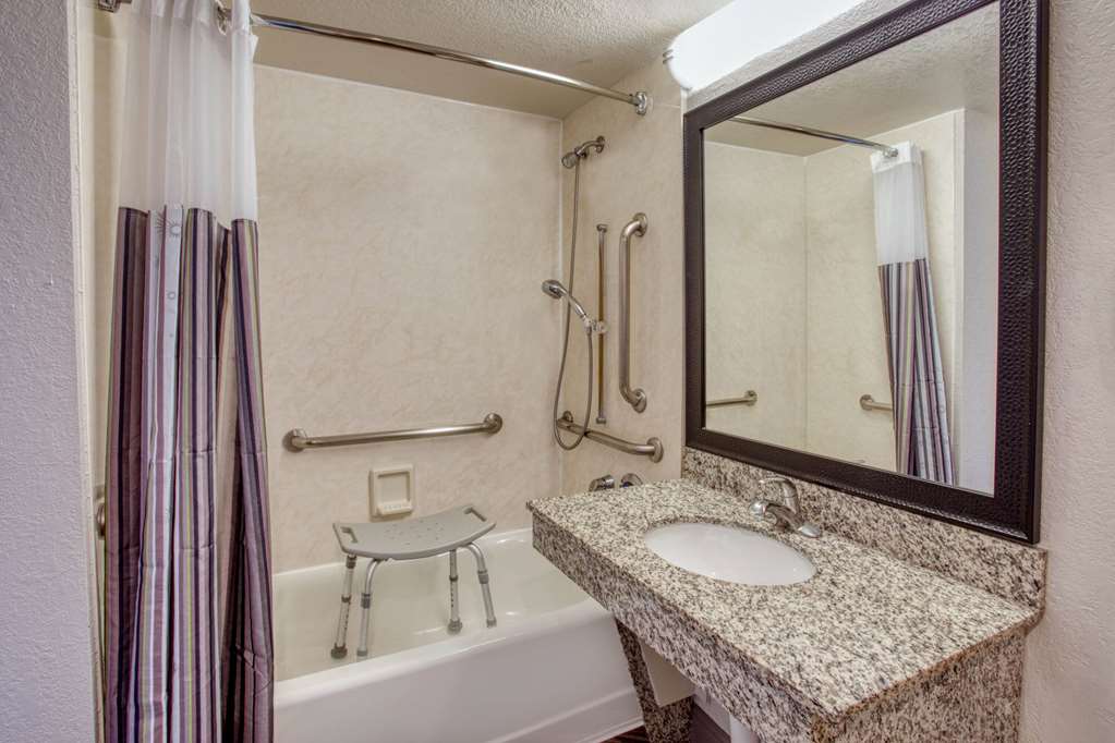 LA QUINTA INN STE BLOOMINGTON WEST-guestroom-Guest Room,Bathroom,On-Site.jpg