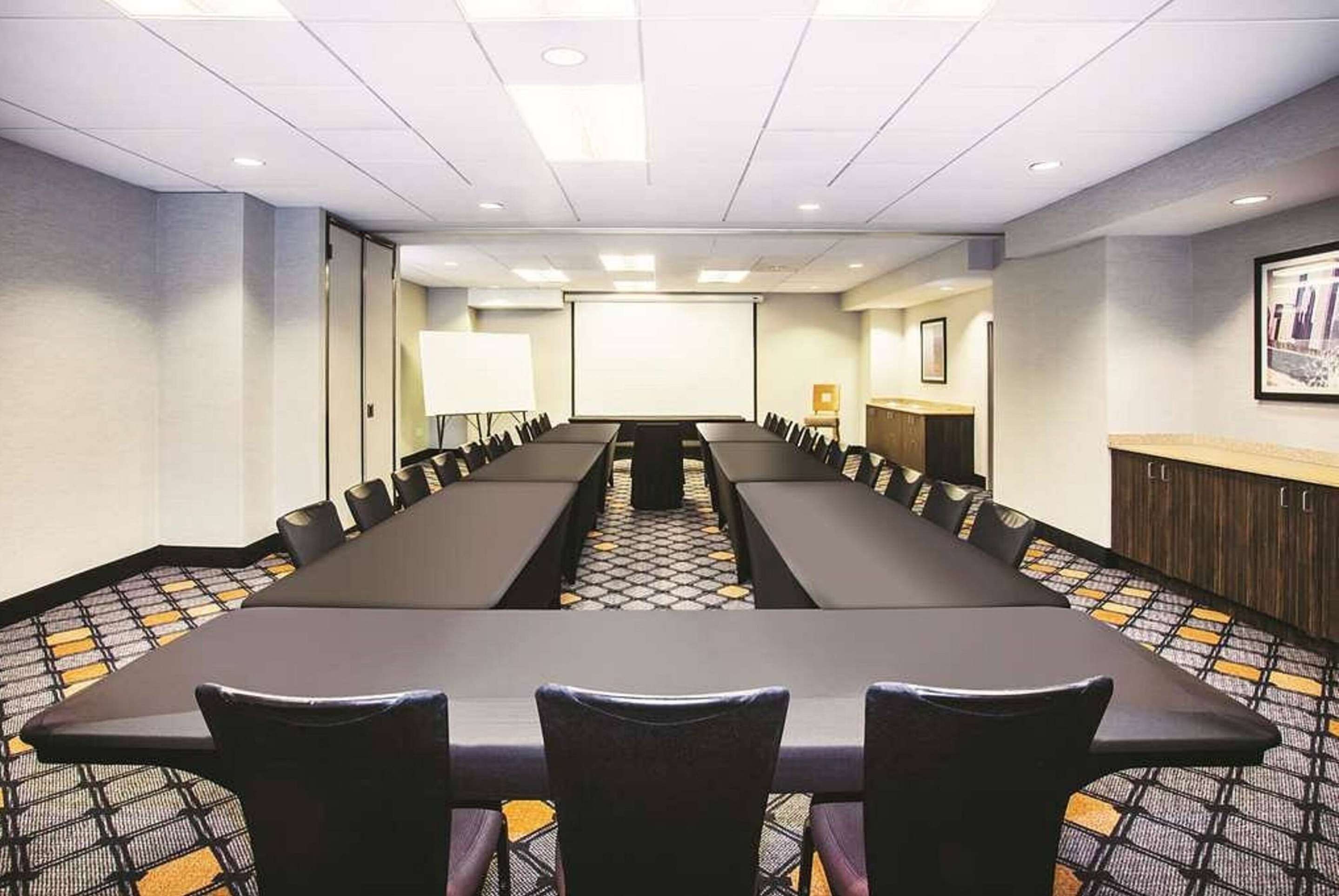 Meeting Room | La Quinta Inn & Suites by Wyndham Chicago Downtown