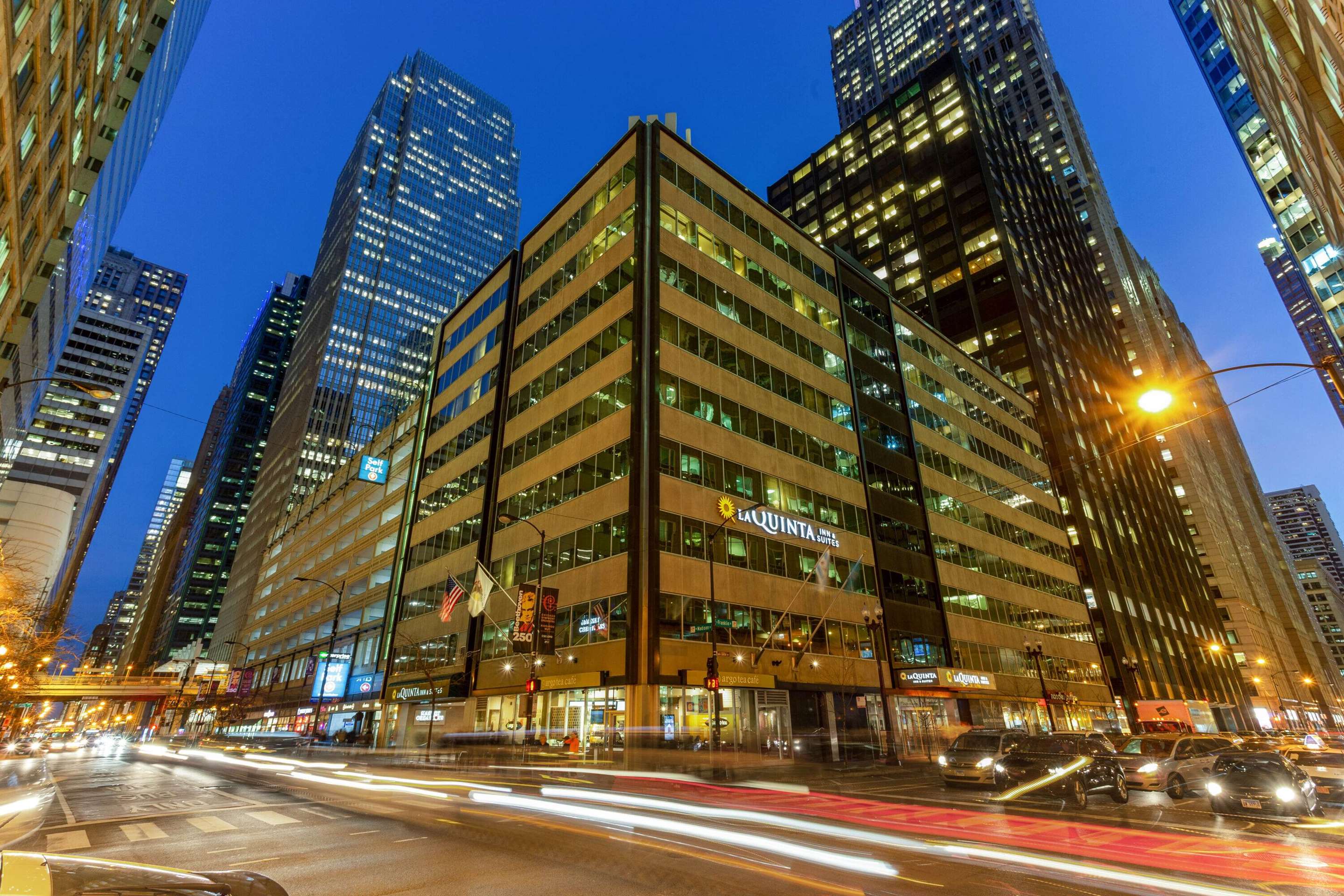 Exterior | La Quinta Inn & Suites by Wyndham Chicago Downtown