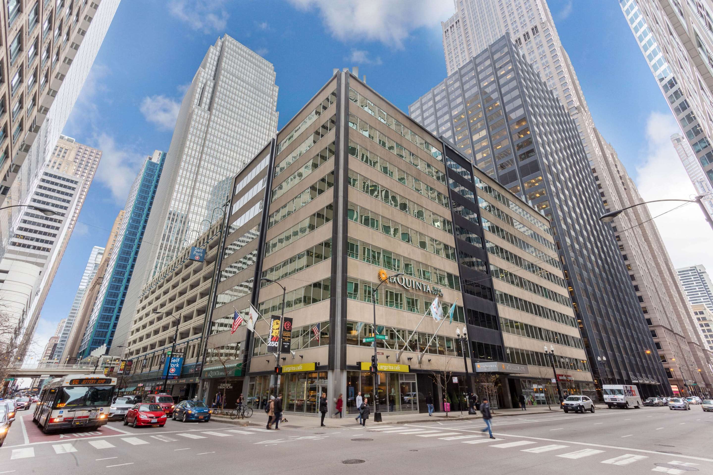 Exterior | La Quinta Inn & Suites by Wyndham Chicago Downtown