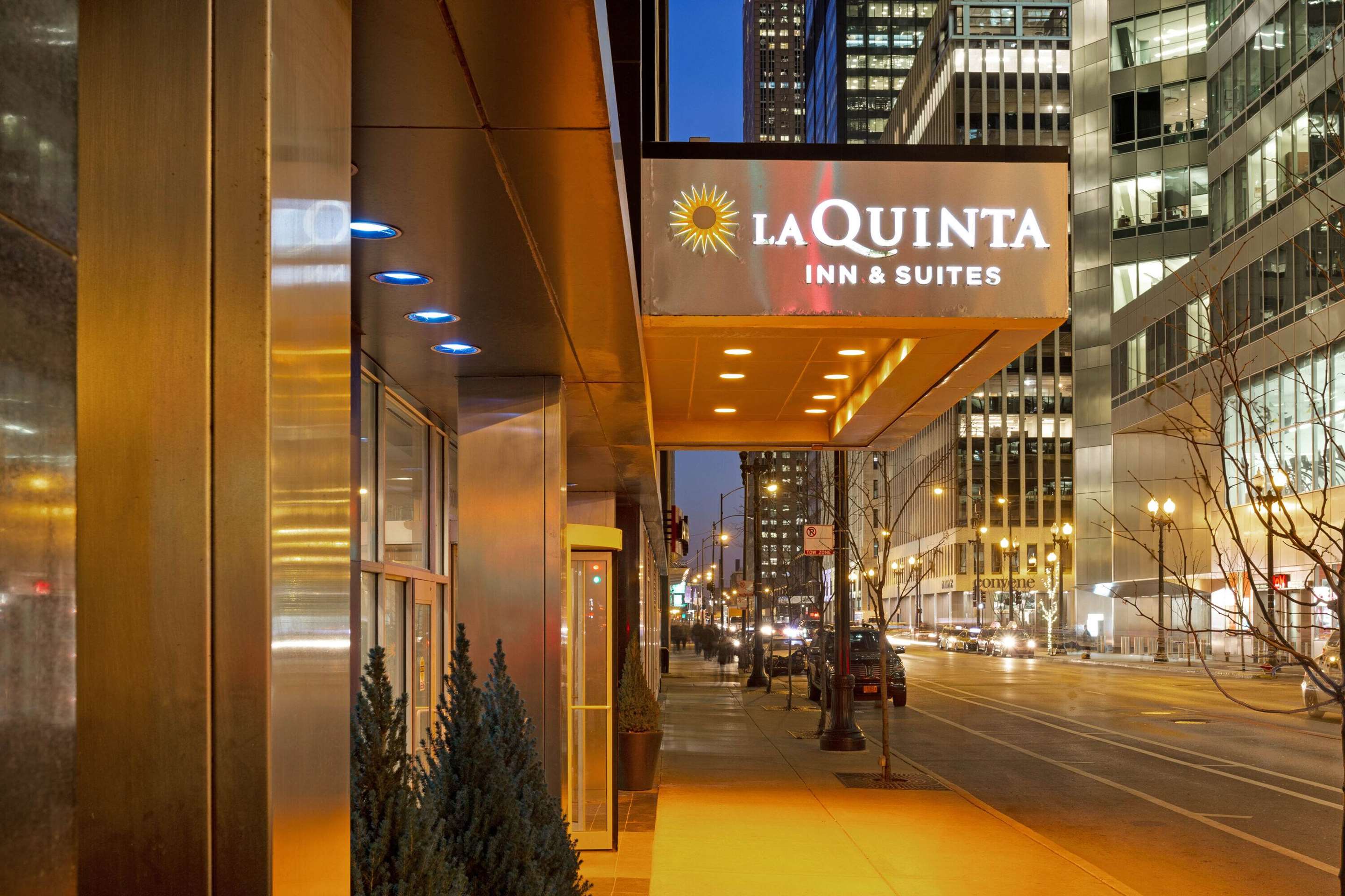 Exterior | La Quinta Inn & Suites by Wyndham Chicago Downtown