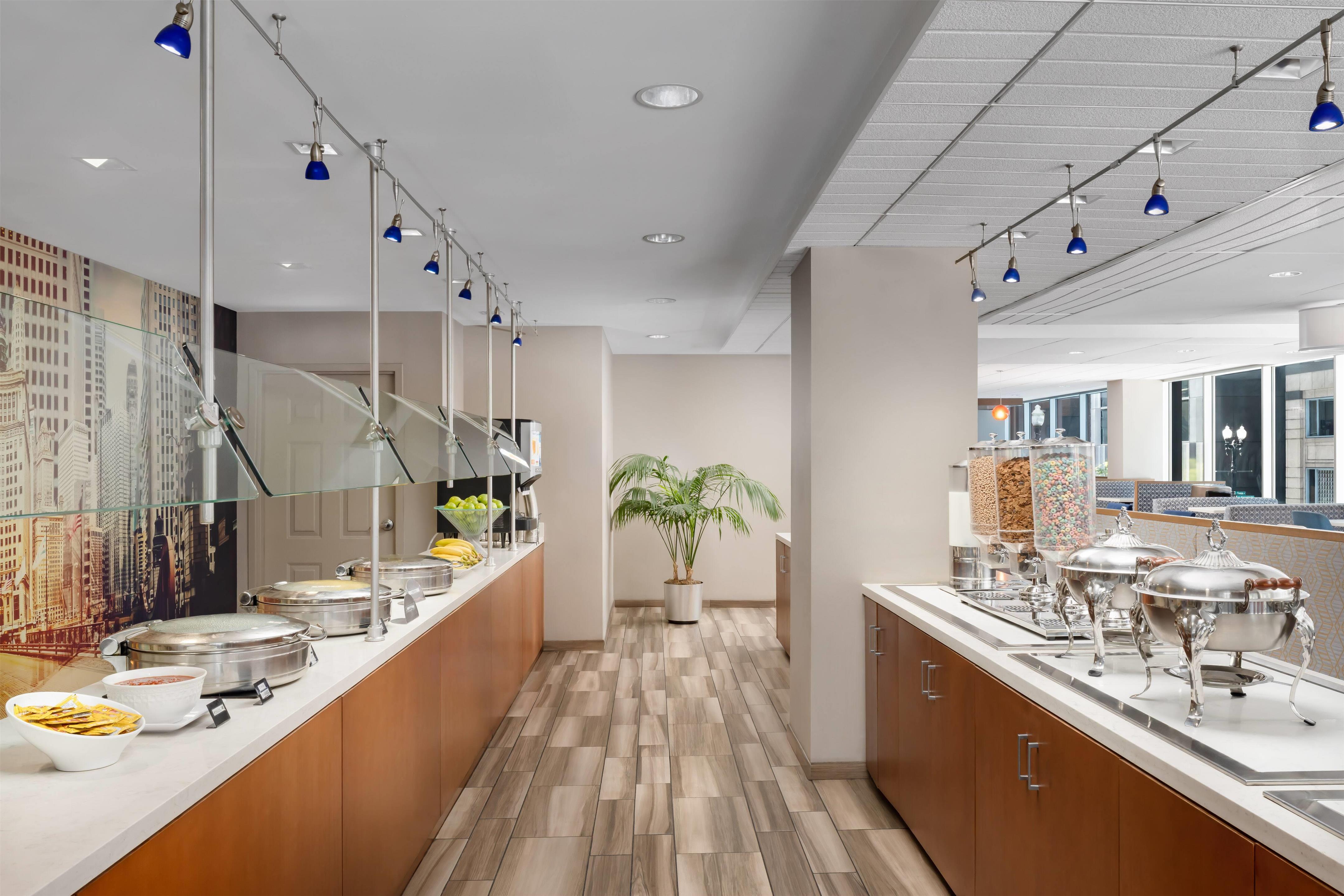 Breakfast Area | La Quinta Inn & Suites by Wyndham Chicago Downtown