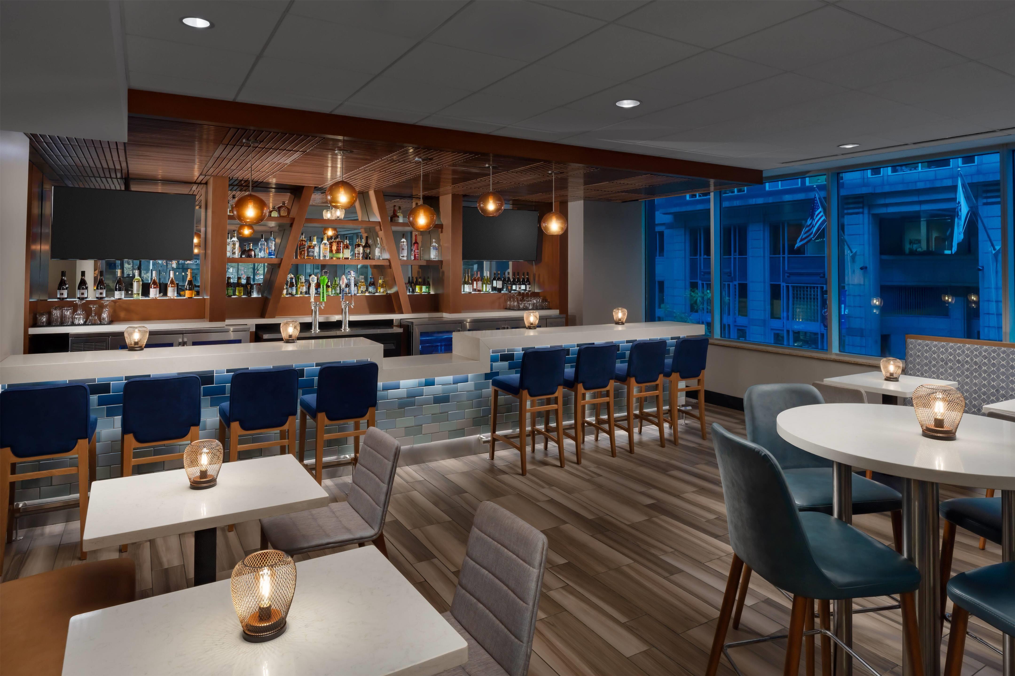 BarLounge | La Quinta Inn & Suites by Wyndham Chicago Downtown