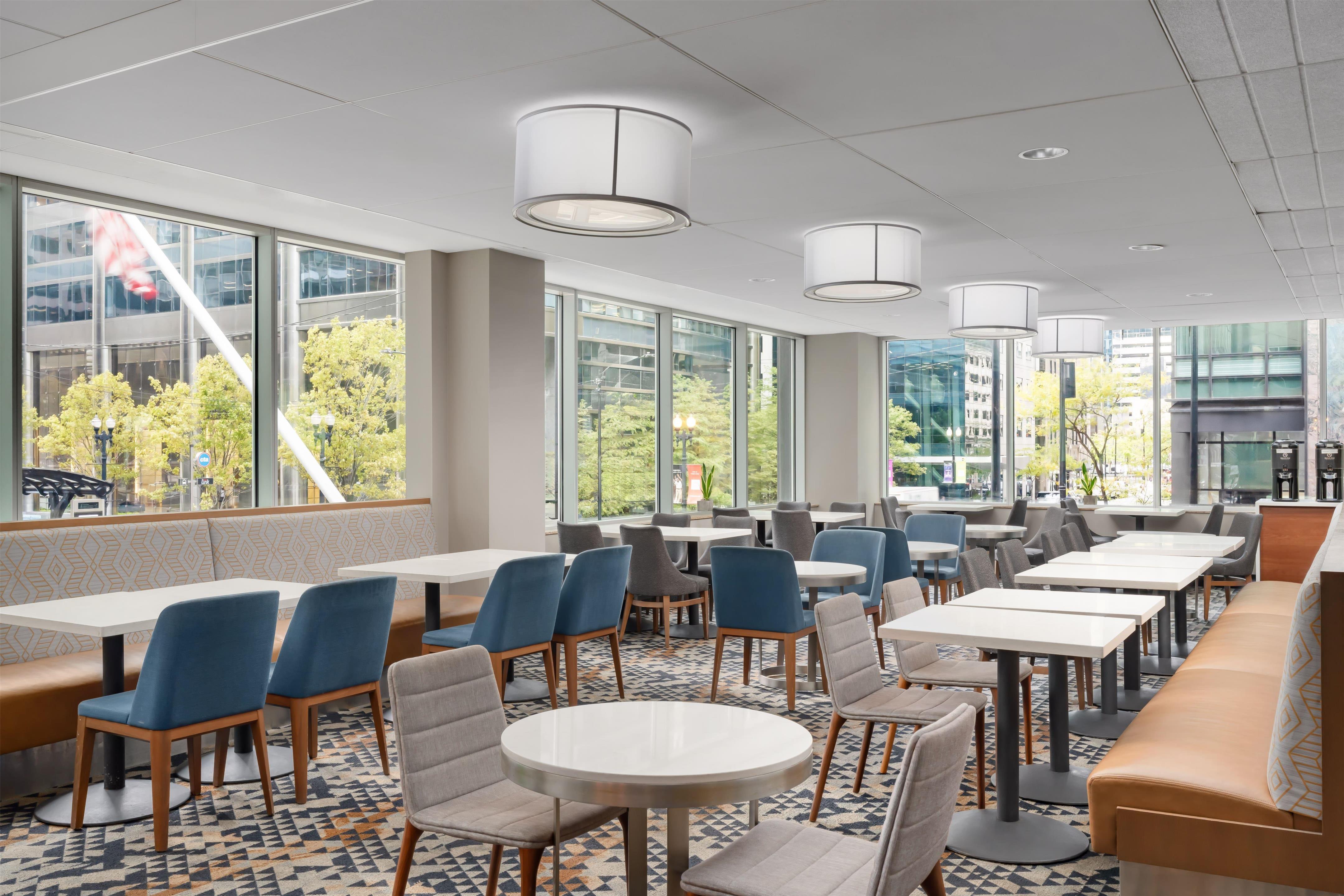 Restaurant | La Quinta Inn & Suites by Wyndham Chicago Downtown
