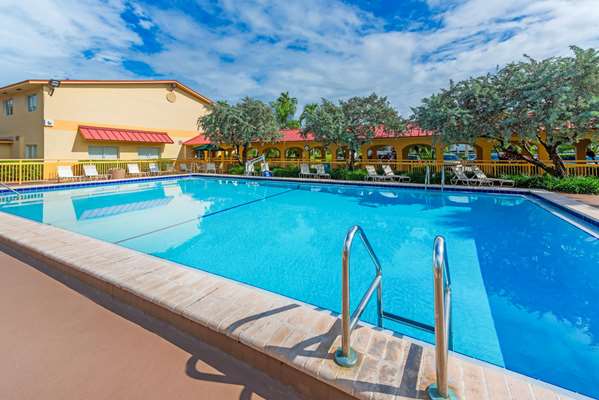 Pool - La Quinta Inn Northeast Fort Lauderdale