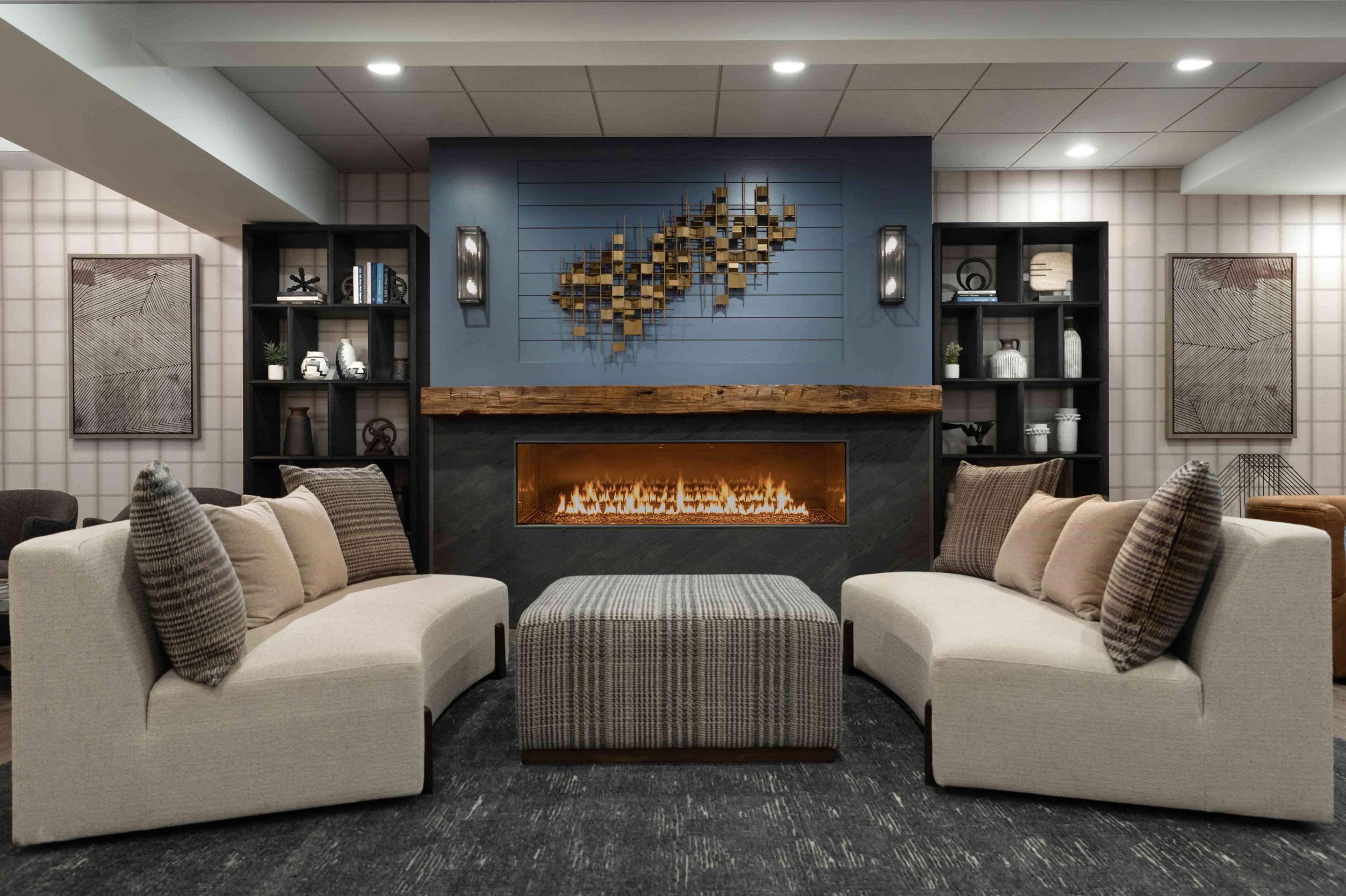 lobby view | La Quinta Inn & Suites by Wyndham St. Albans