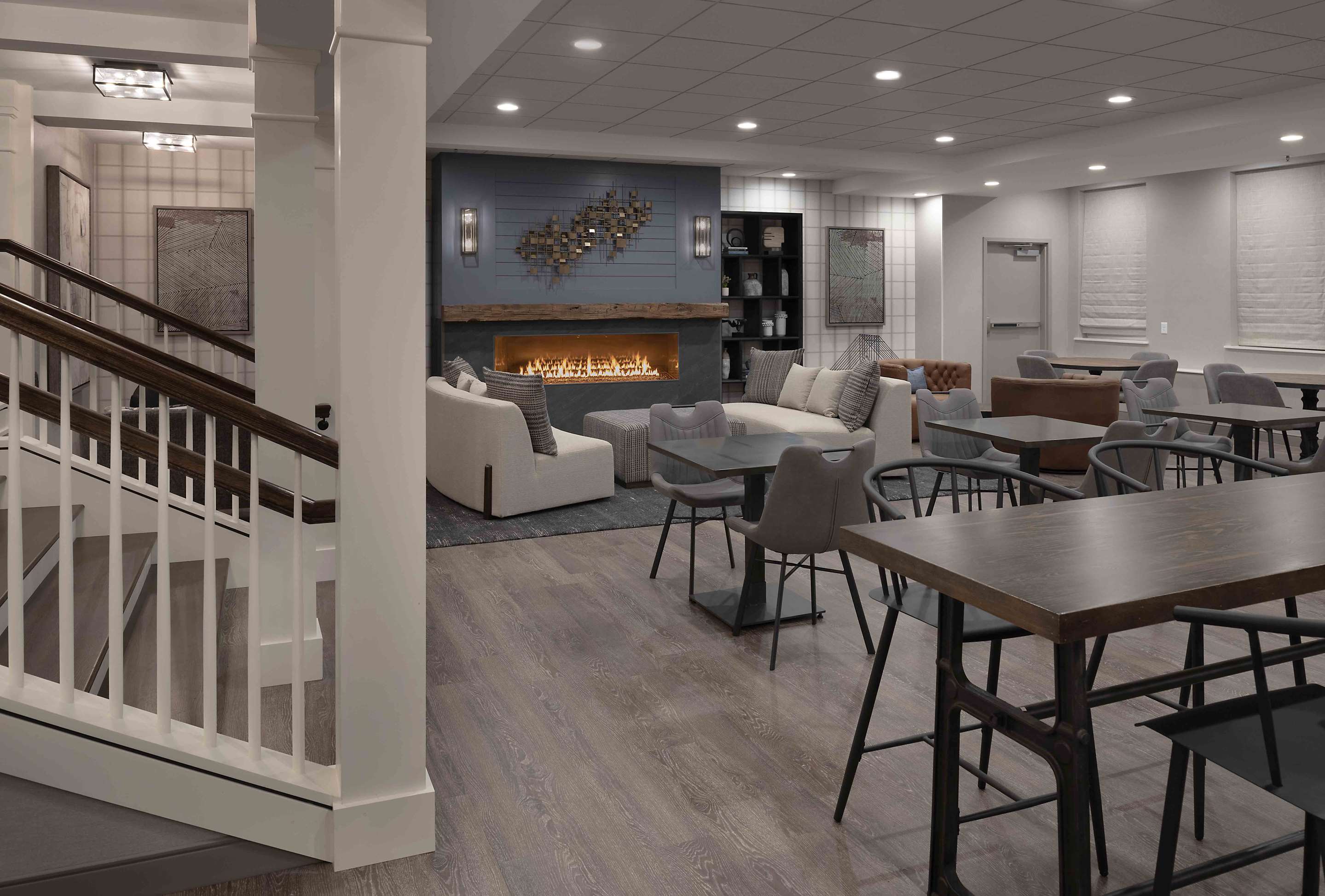 lobby view | La Quinta Inn & Suites by Wyndham St. Albans