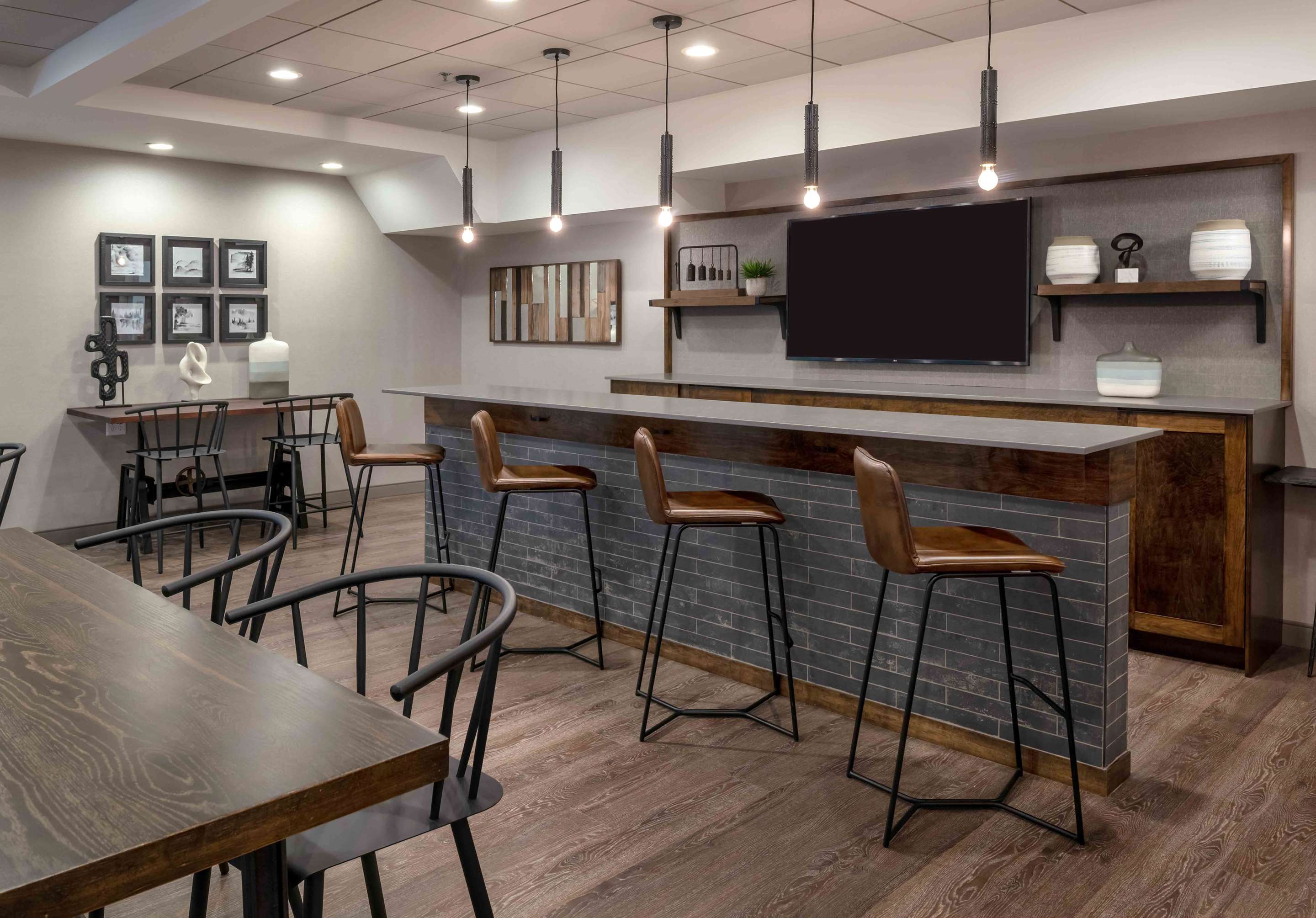 bar | La Quinta Inn & Suites by Wyndham St. Albans