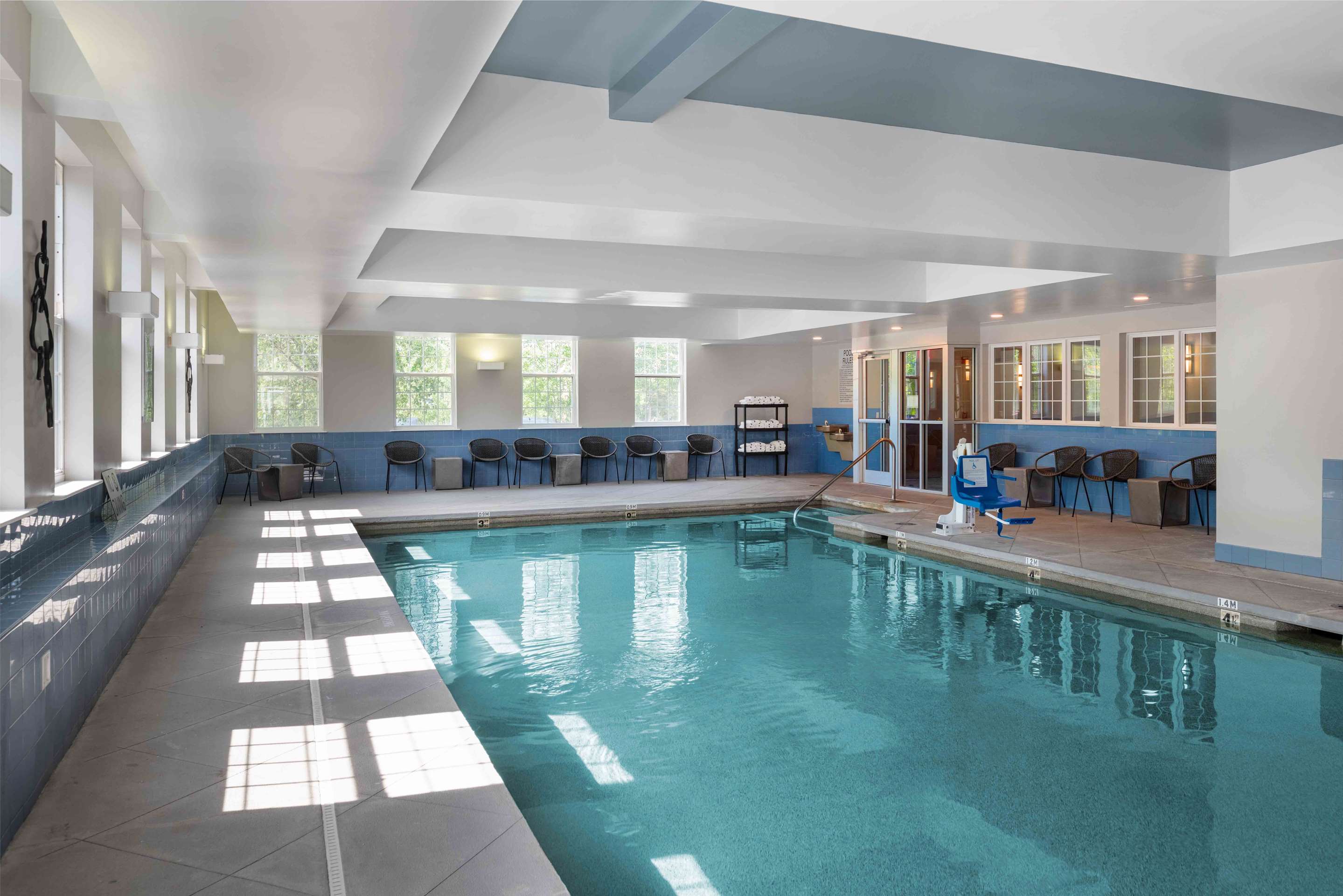 pool indoor | La Quinta Inn & Suites by Wyndham St. Albans