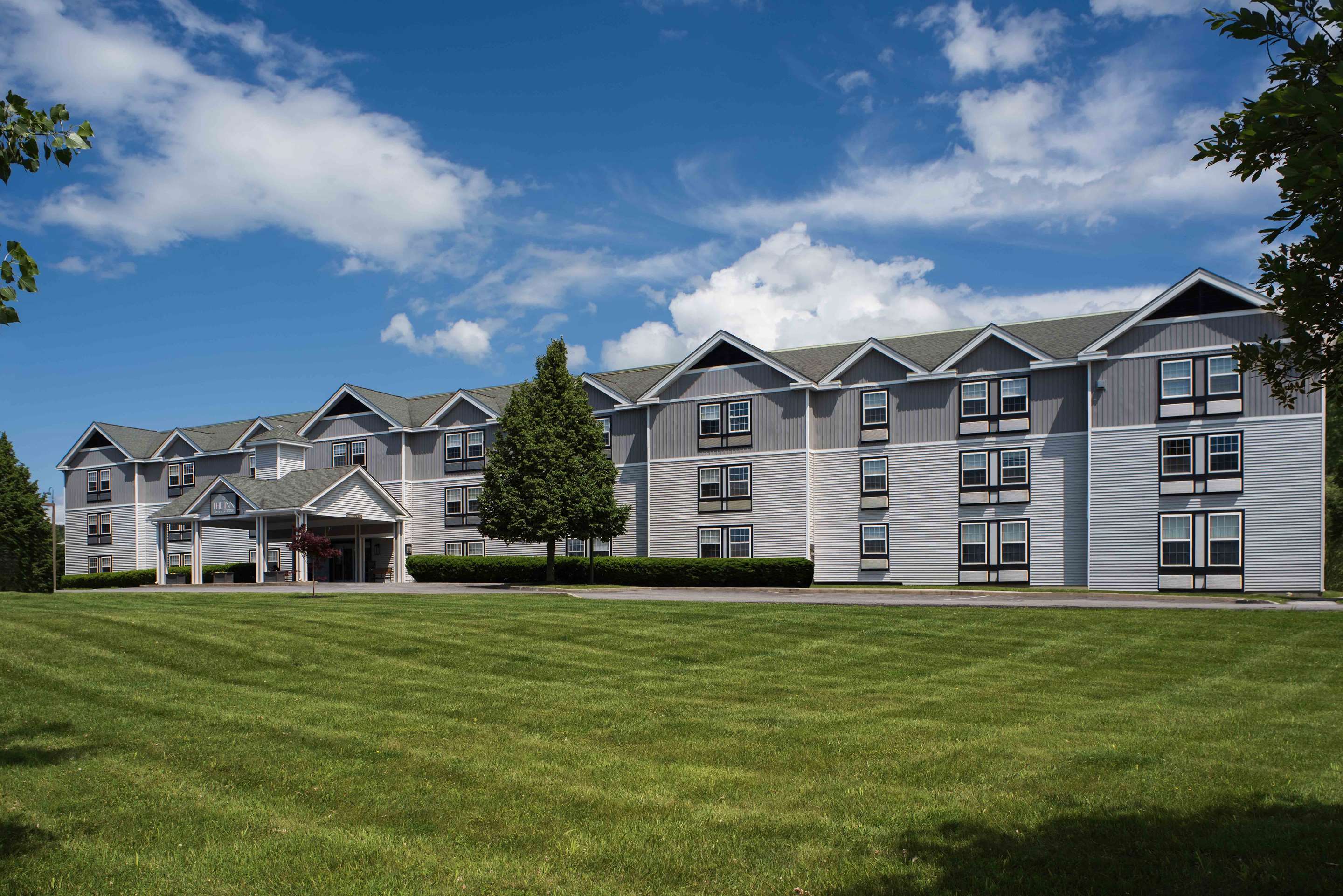 exterior view | La Quinta Inn & Suites by Wyndham St. Albans