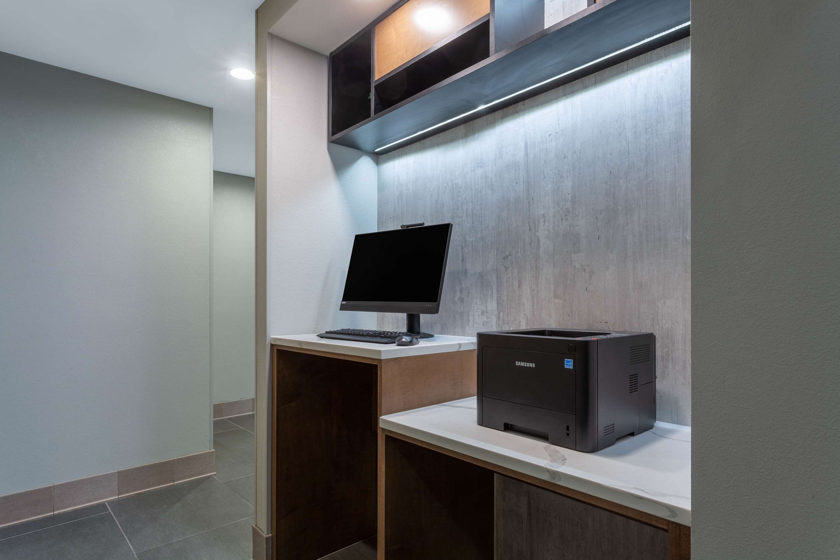 business center | La Quinta Inn & Suites by Wyndham Ft. Myers-Sanibel Gateway