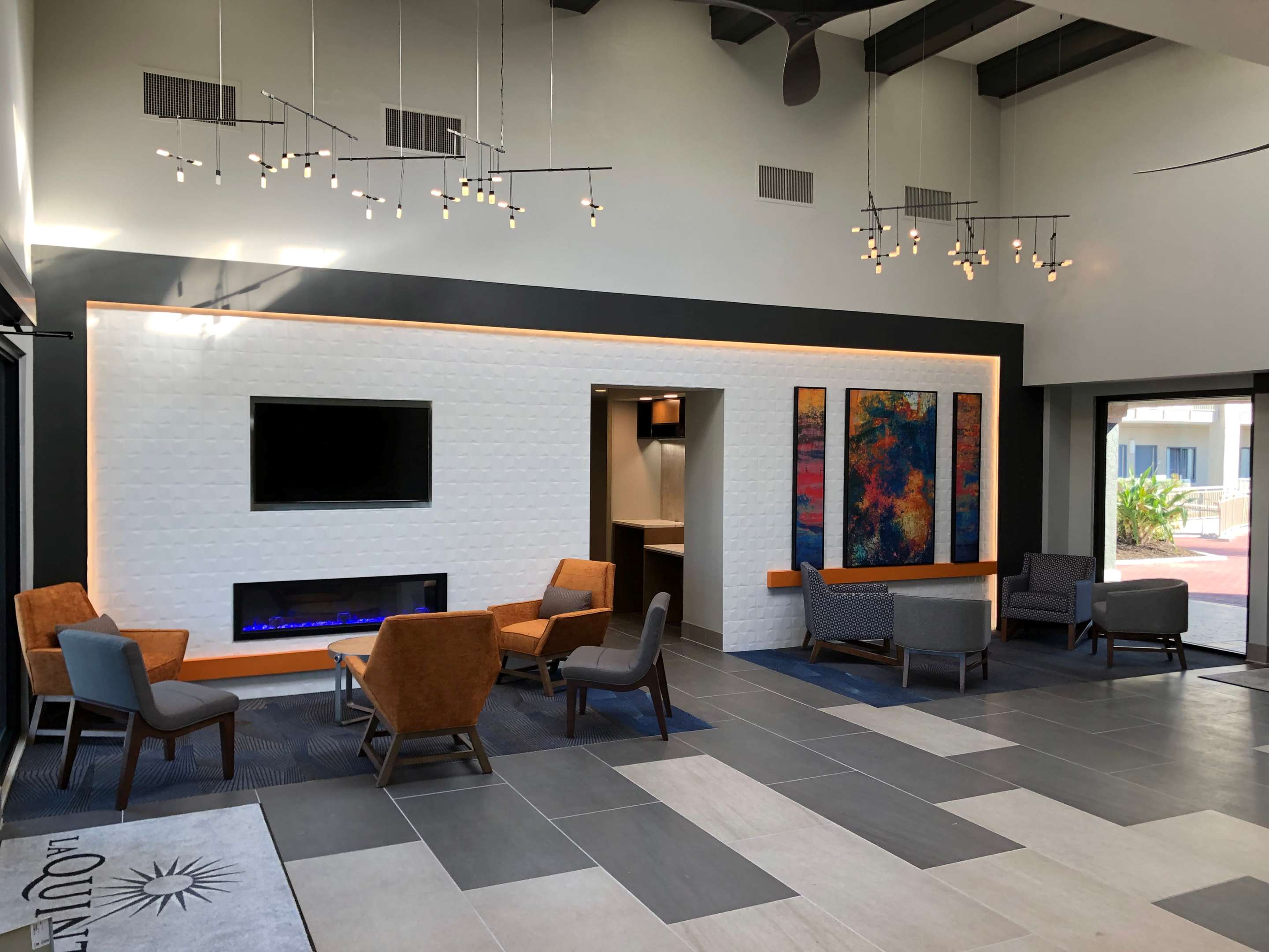 Lobby | La Quinta Inn & Suites by Wyndham Ft. Myers-Sanibel Gateway