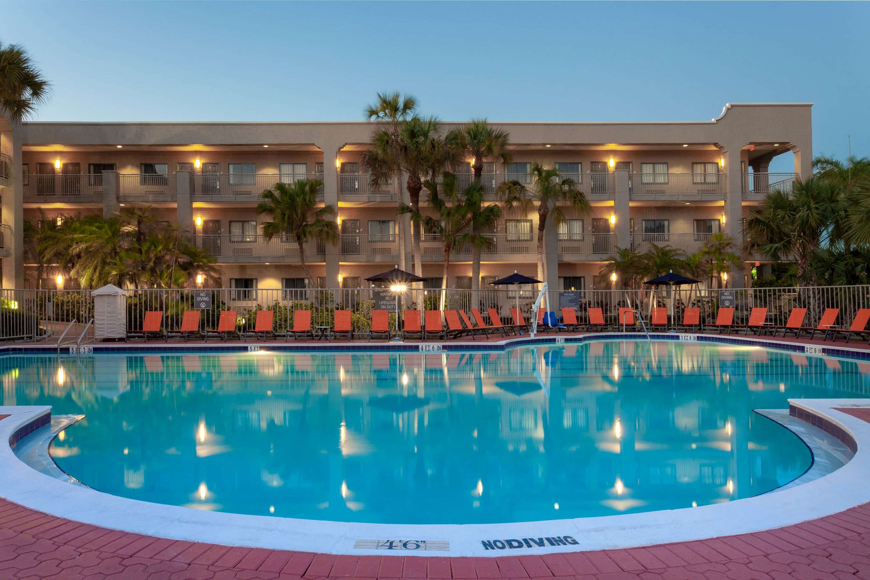 Pool | La Quinta Inn & Suites by Wyndham Ft. Myers-Sanibel Gateway