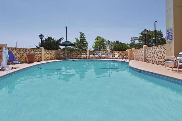 Pool - La Quinta Inn & Suites West Ashley Charleston