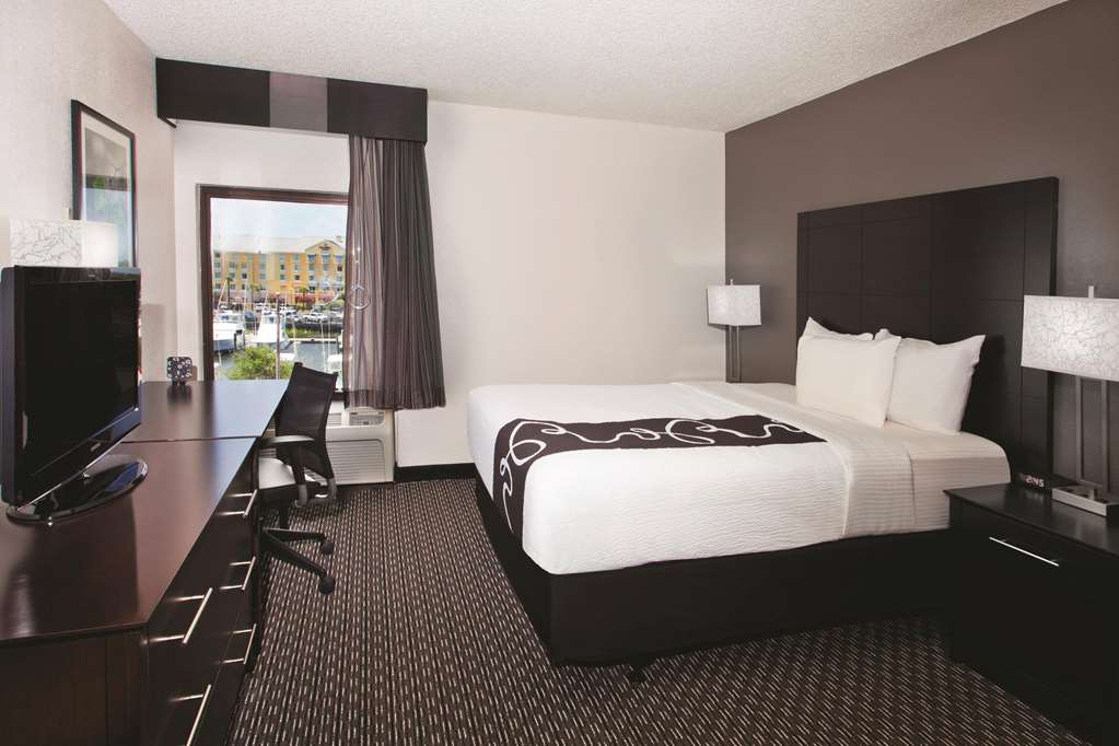 LA QUINTA INN STE RIVERVIEW-guestroom-Guest Room,On-Site.jpg